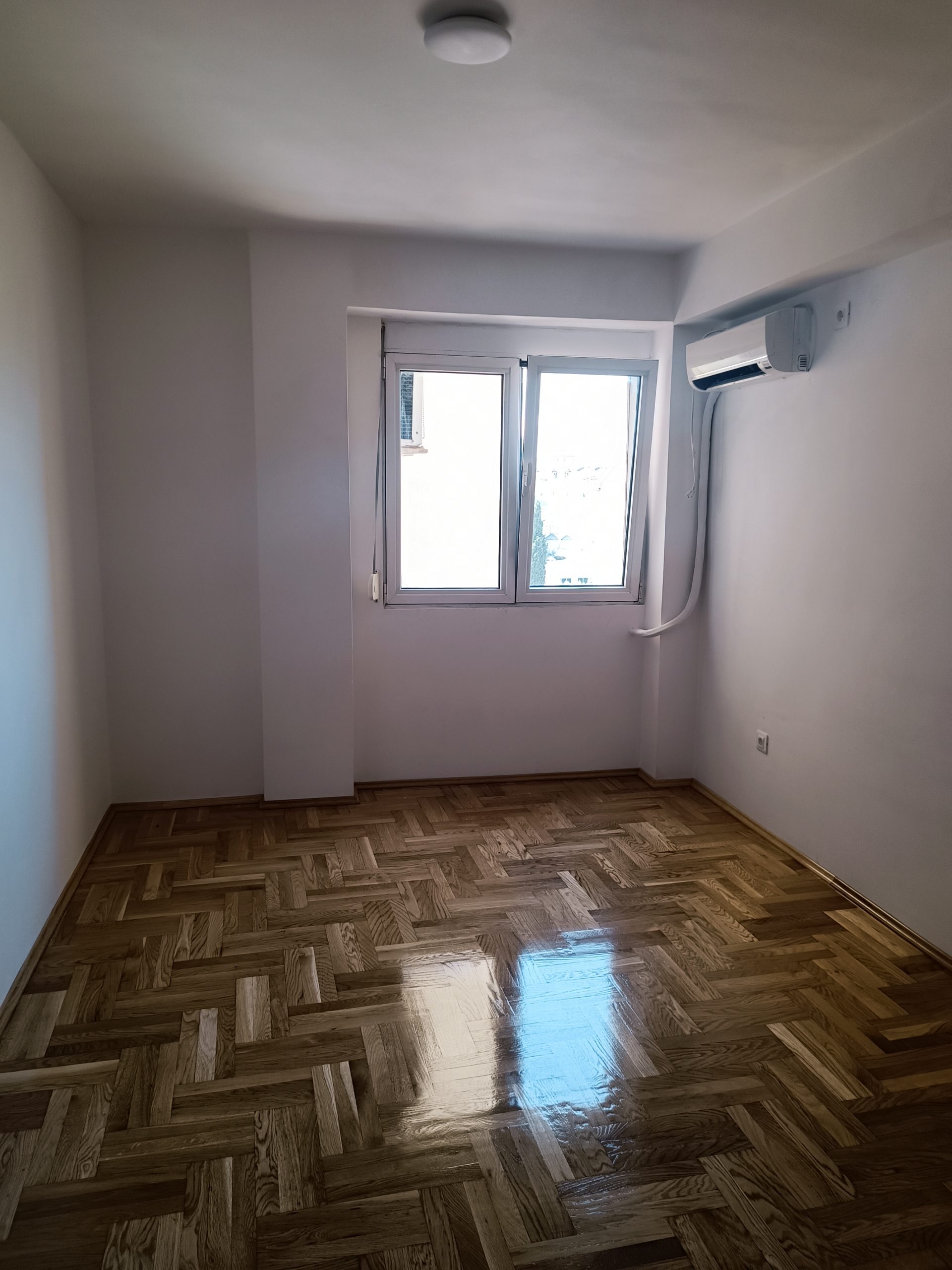 Prodaja nekretnina crna gora - Prostrana spavaća soba sa parketom i klimatizacijom