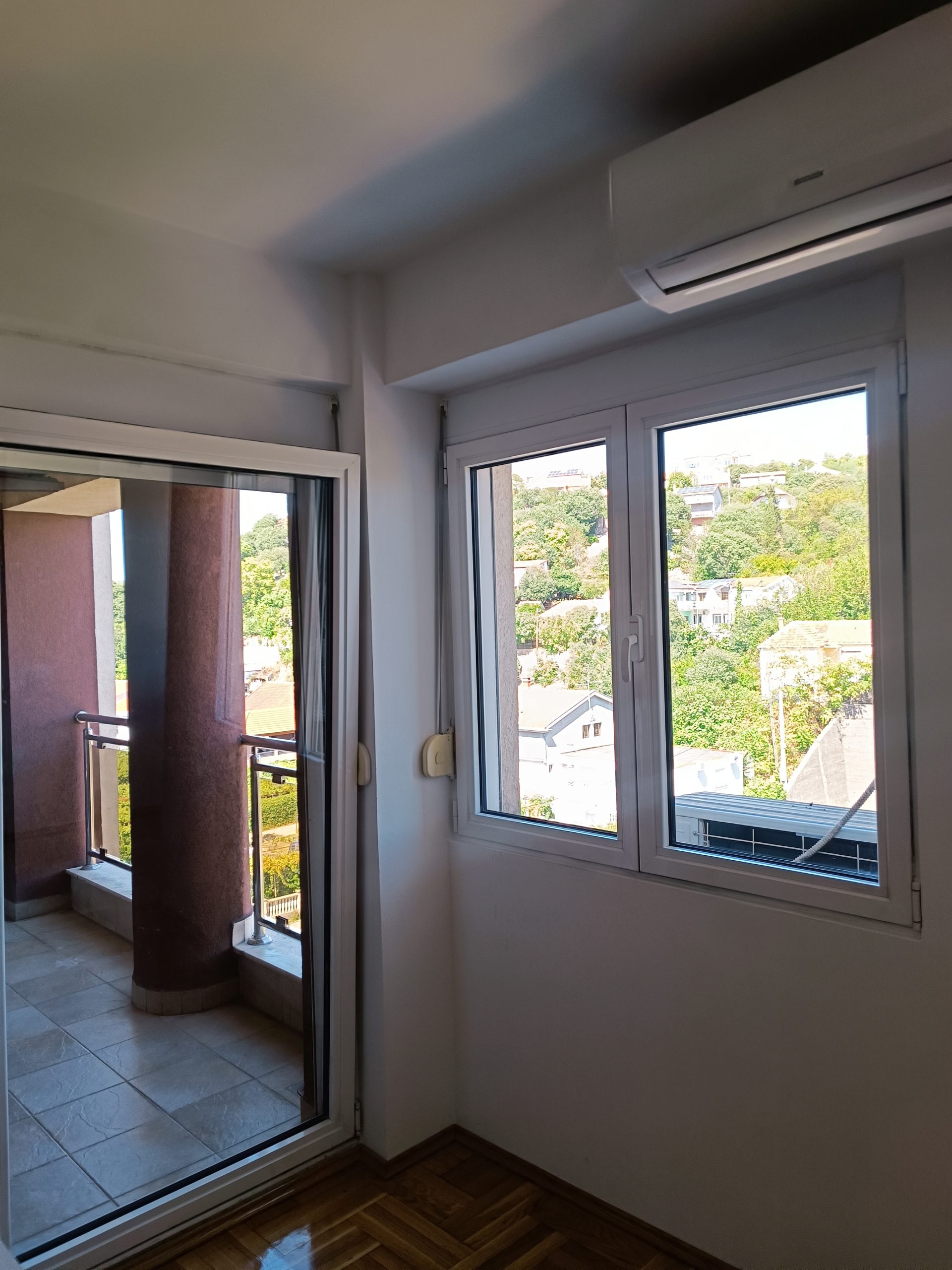 Prodaja nekretnina Podgorica - Spavaća soba sa parketom i pristupom terasi