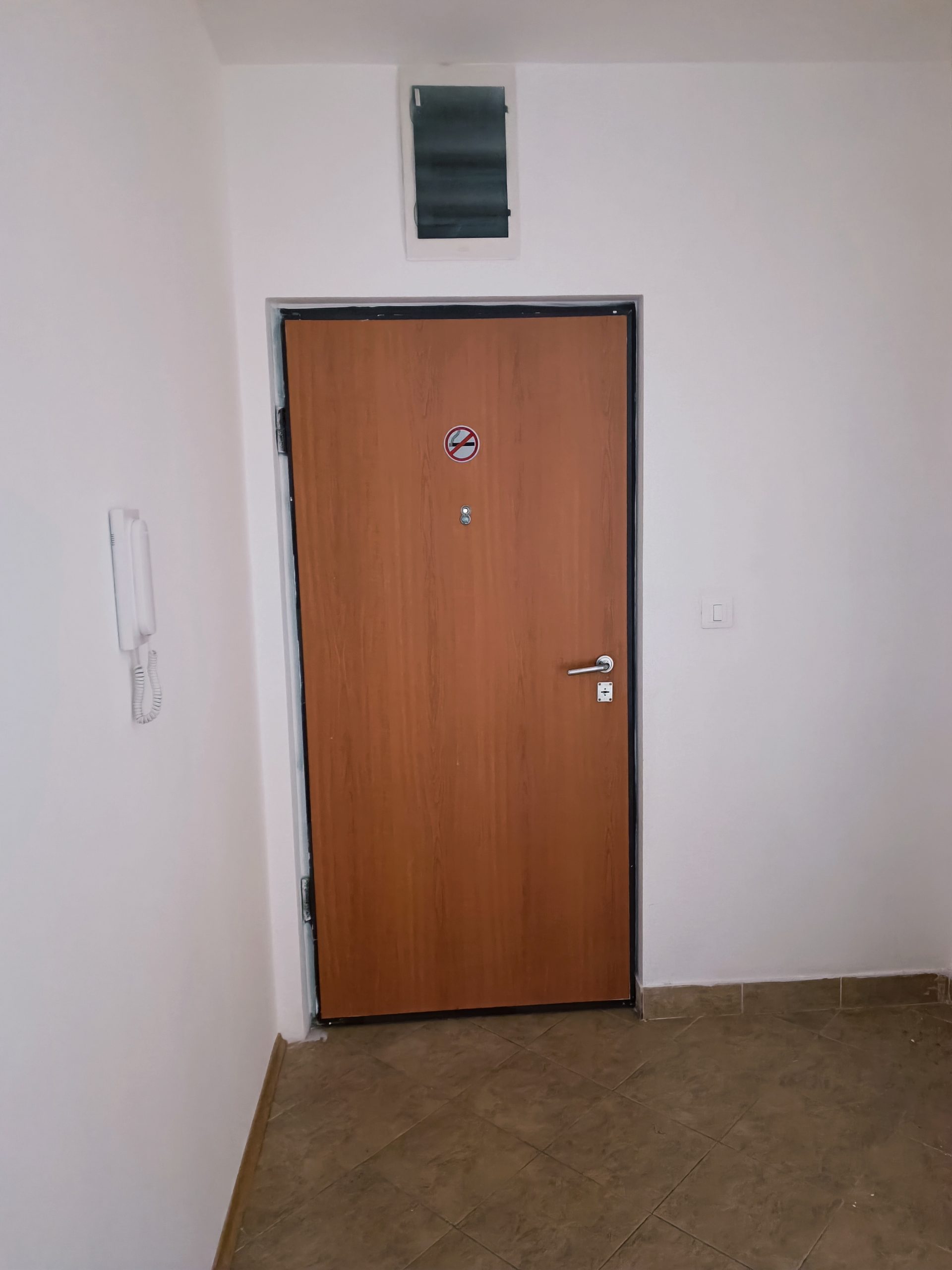 Najbolje nekretnine u Crnoj Gori - Sigurnosna ulazna vrata stana sa interfonomom