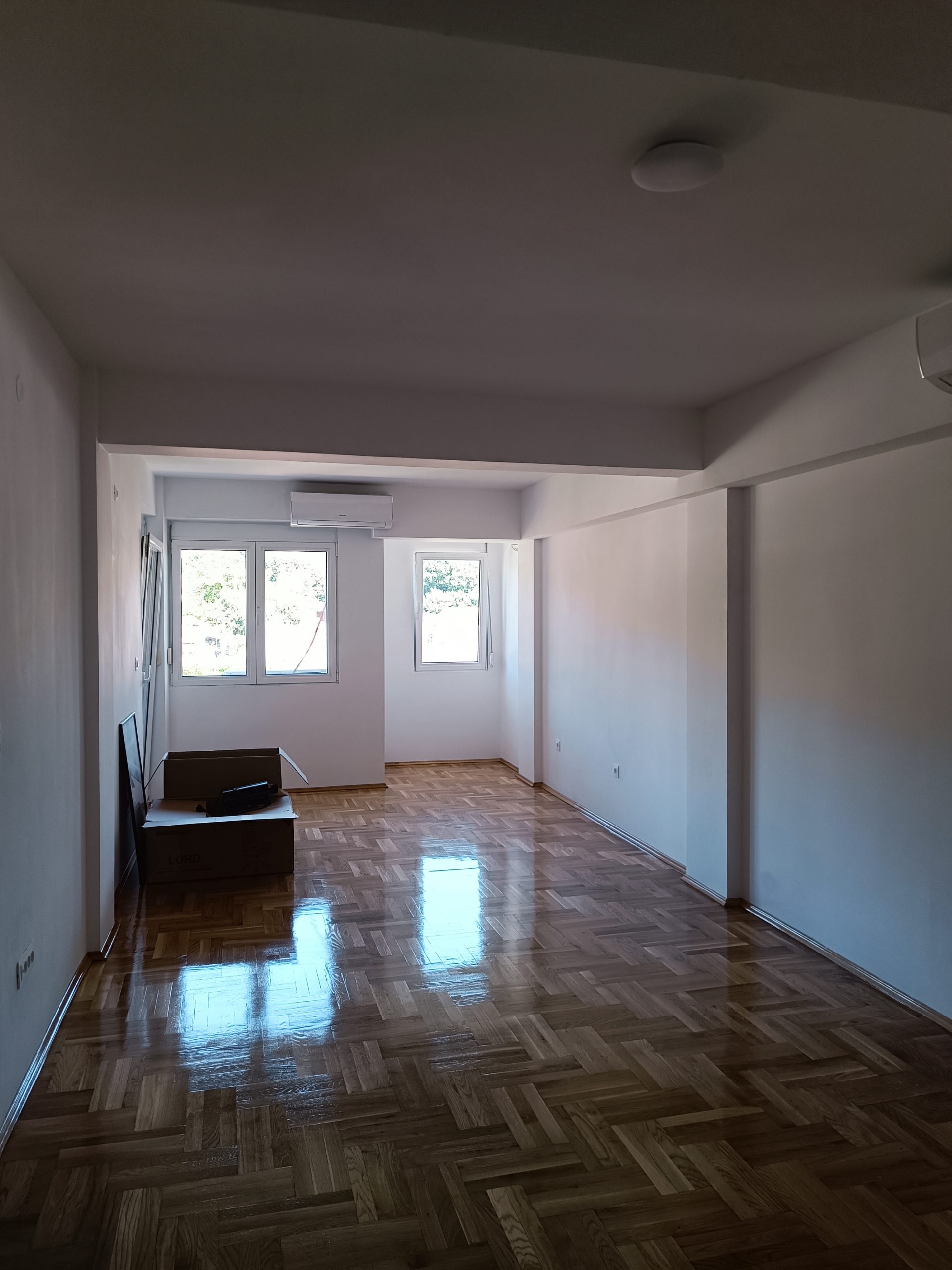 Nekretnine koje prodaju banke - Prostrani dnevni boravak sa parketom u boji hrasta