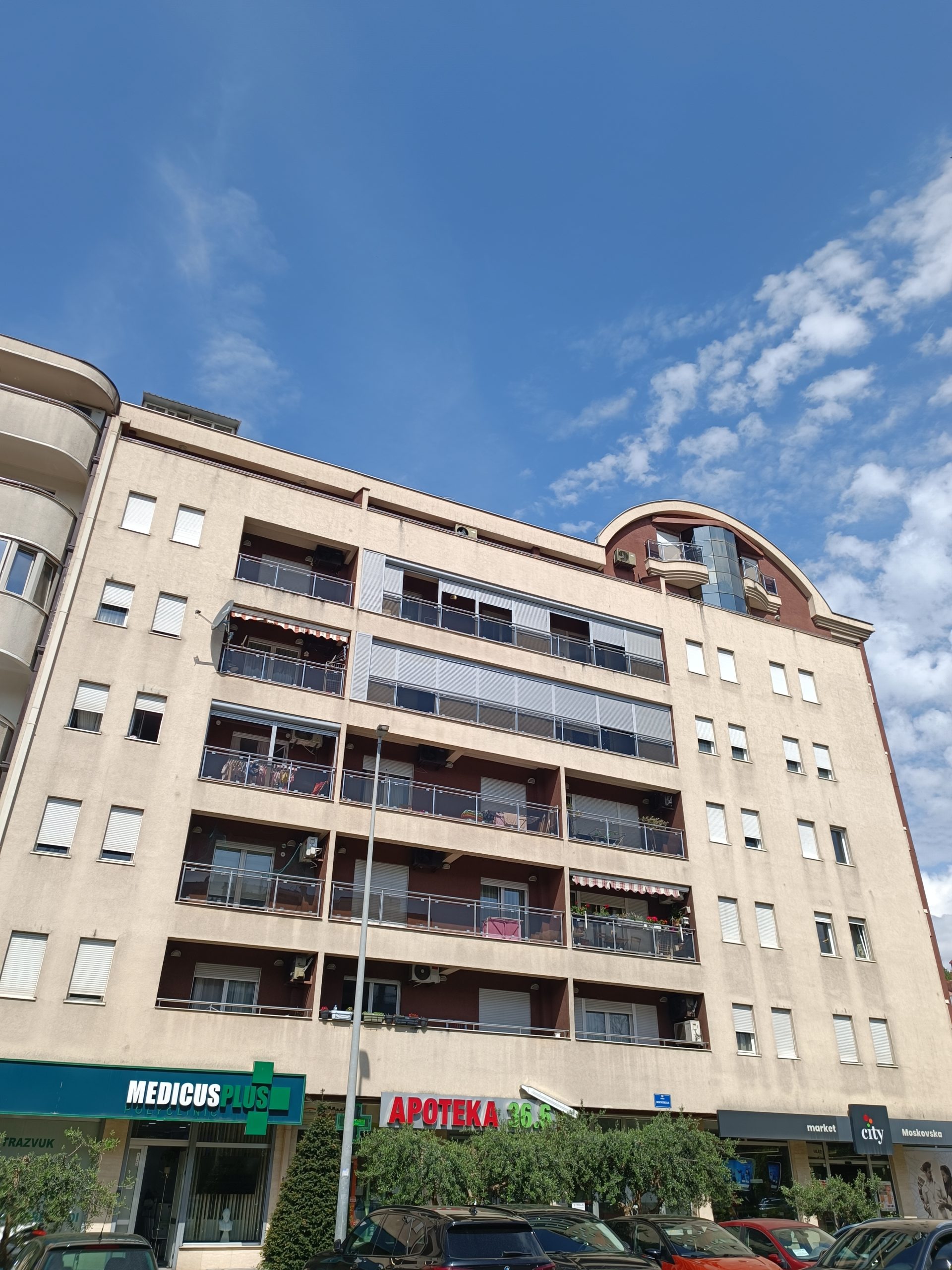 Nekretnina u Crnoj Gori - Stambena zgrada sa balkonima u Momišićima