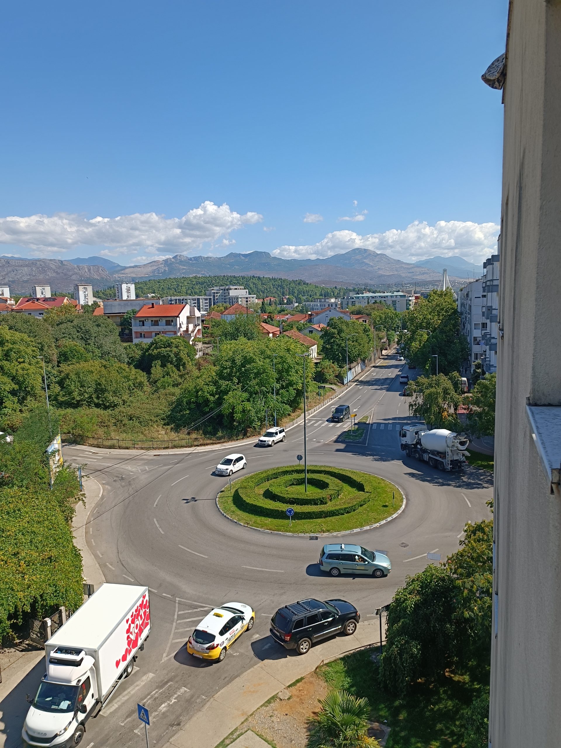 Nekretnine Podgorica - Panoramski pogled sa terase na kružni tok i planine
