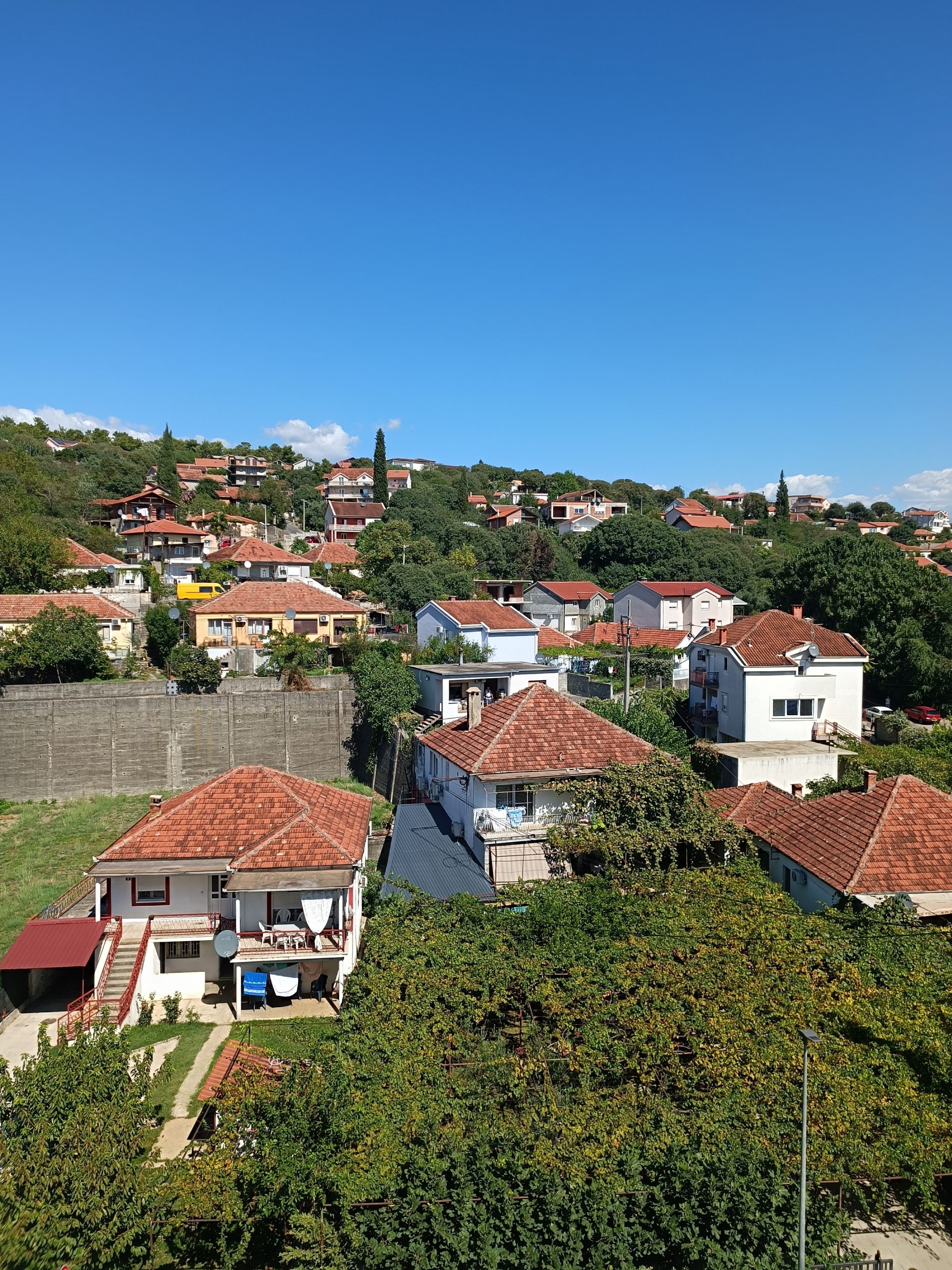 Nekretnina u Crnoj Gori - Panoramski pogled sa petog sprata na okolne kuće i zelenilo