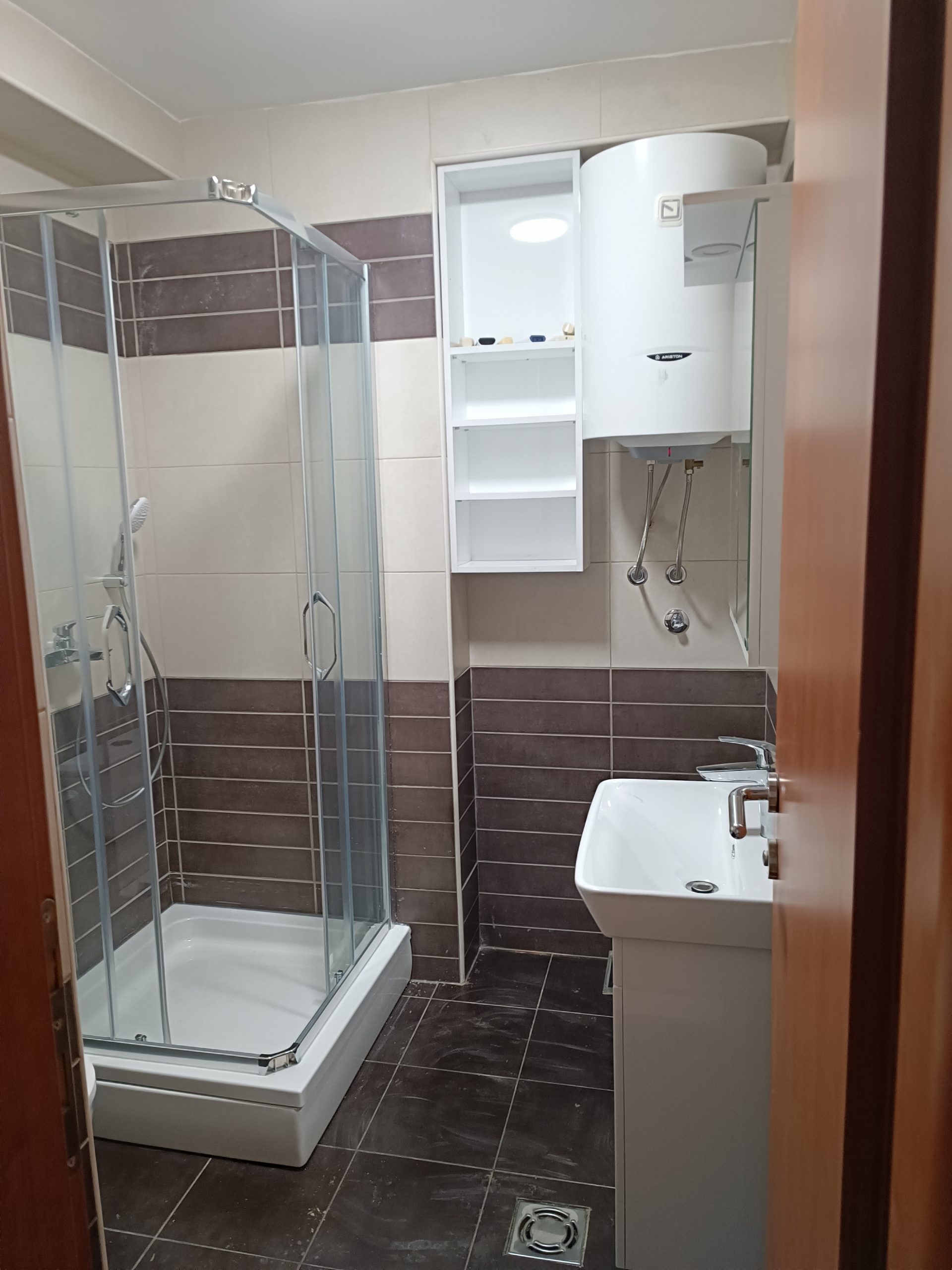 Nekretnina u Crnoj Gori - Moderno kupatilo sa tuš kabinom, bojlerom i keramičkim pločicama